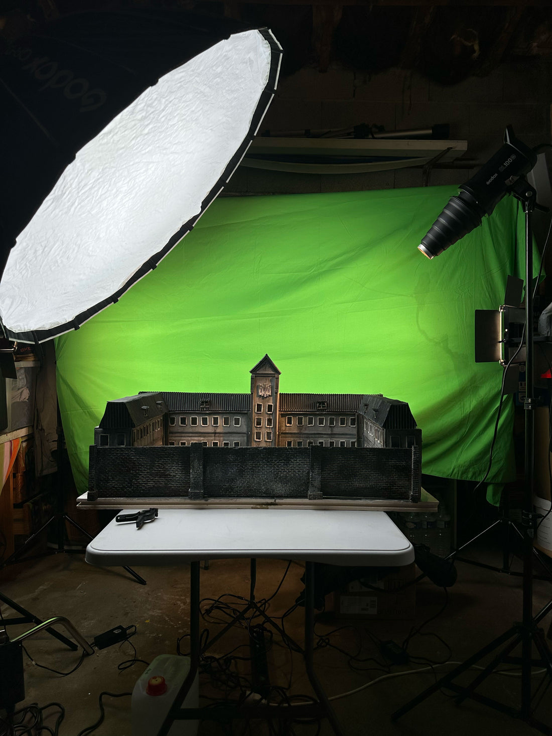 Bâtir l’Institut : Anatomie d’un décor au 1/100e